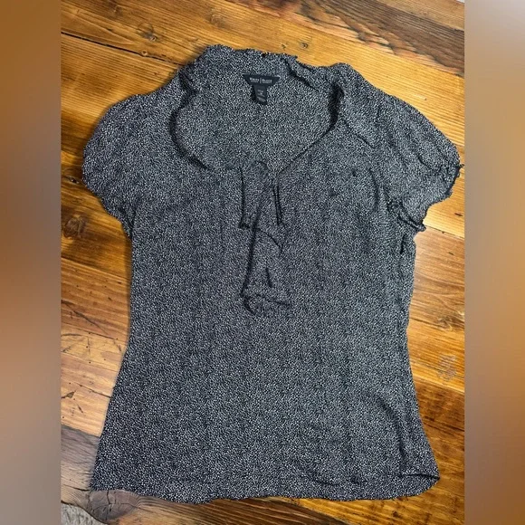 White House Black Market Black, White Cap Sleeve V-Neck Ruffle Silk Blouse Sz 10 - Picture 3 of 13